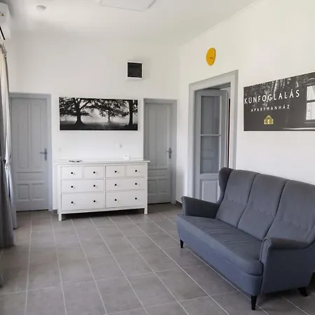 Kunfoglalas Apartmanhaz Kisujszallas Exterior photo